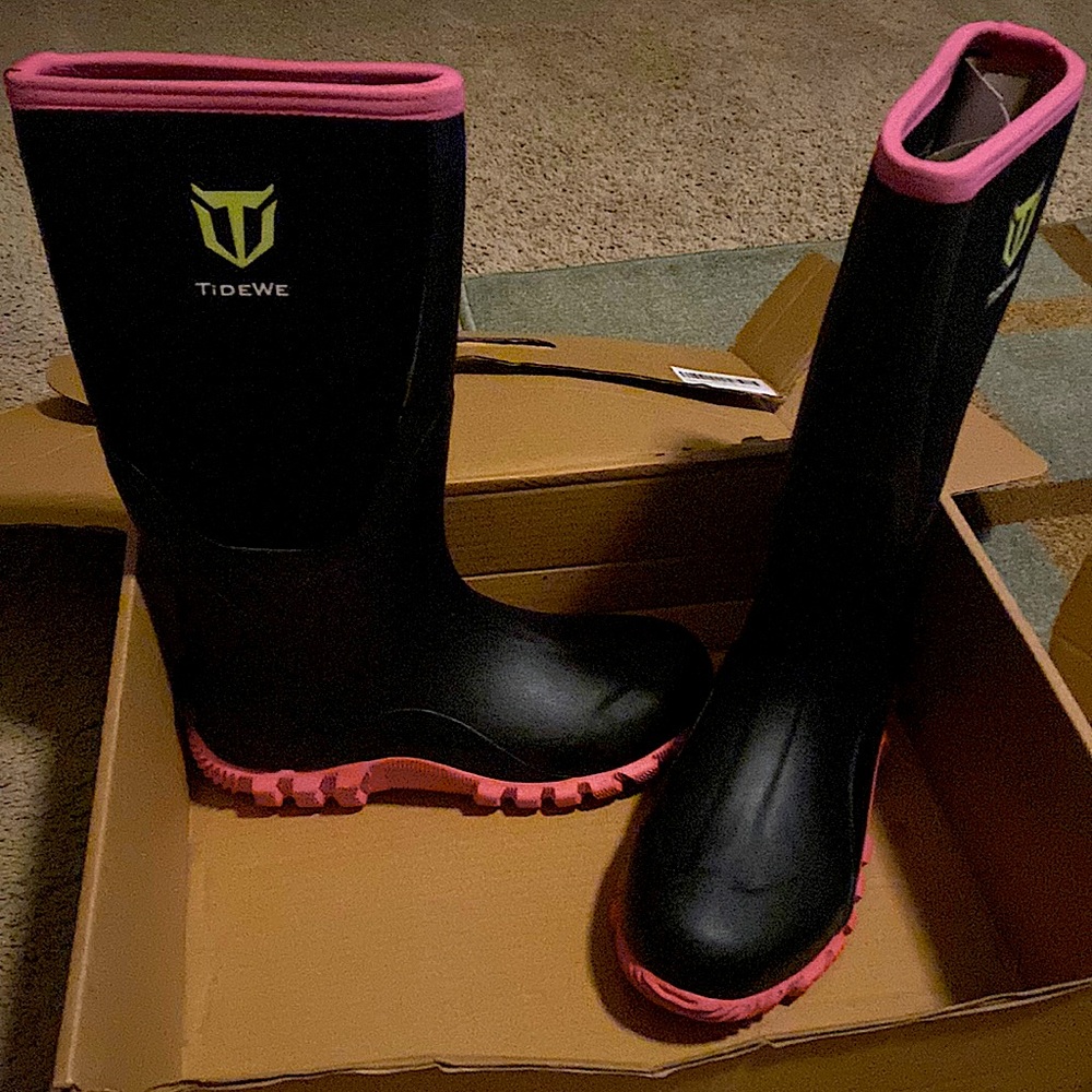 Black and pink women’s rain boot size 9 by Tidewe.